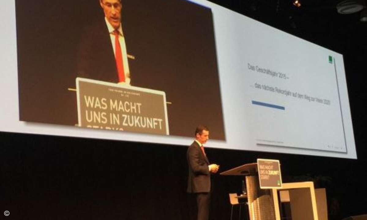 und gibt mit einer Neuerfindung des Adjektivs