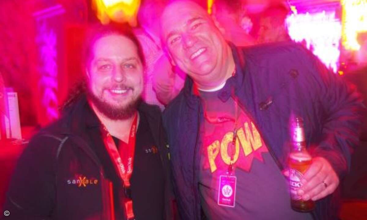 Boris Hajek von Losstech mit Oliver Gorges von Cop Software im diffusen Partylicht (Foto: CRN)