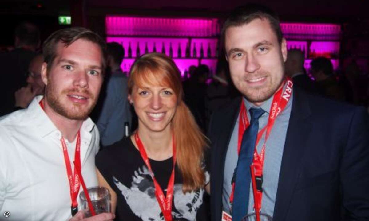 CRN-Redakteur Timo Scheibe zusammen mit Ramona Hieß und Jan Koch (beide TP-Link) (Foto: CRN)