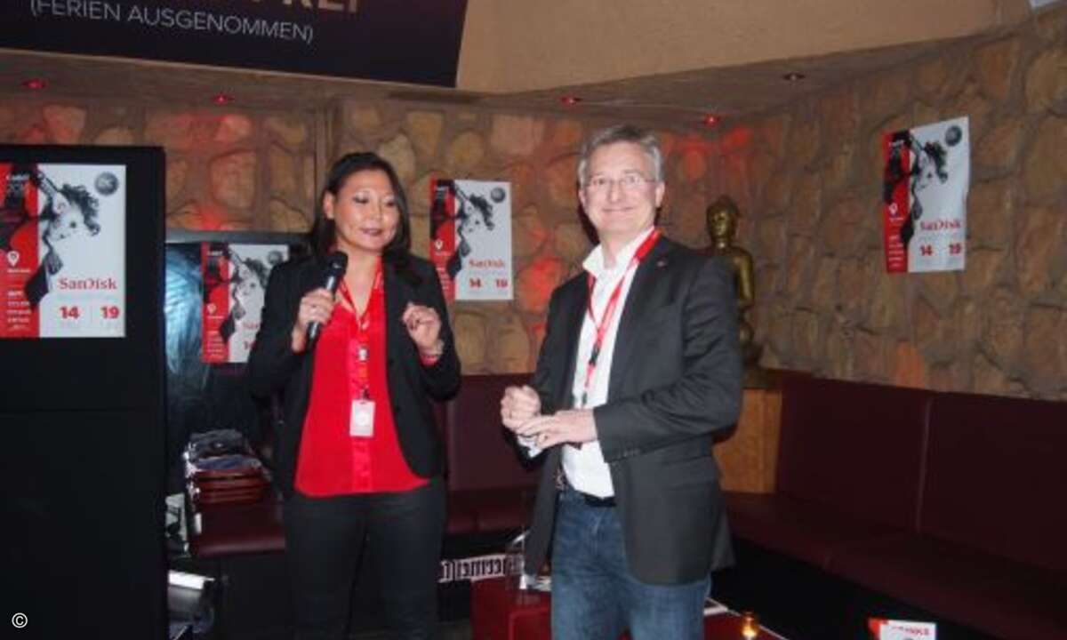 Die beiden Sponsoren Miriam Franke von SanDisk und Thomas Jell von TP-Link begrüßen die Party-Gäste (Foto: CRN)