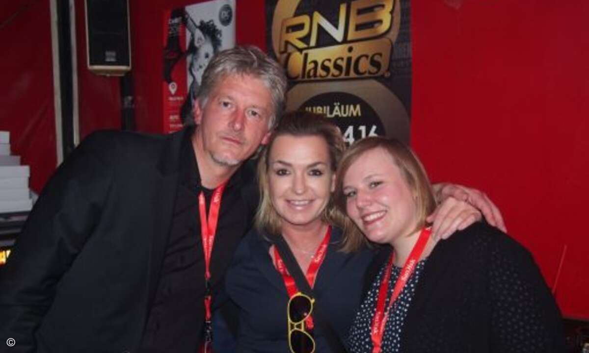 Carolin Schlüter von der CRN wird von Marc Riemen (Rieberg) und Lisa Haak von ebay eingerahmt (Foto: CRN)