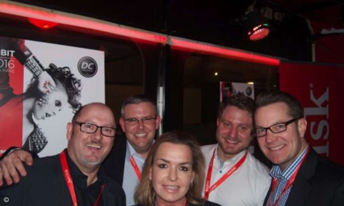 Lustige Partyrunde im Foyer des Palo Palo (Foto: CRN)