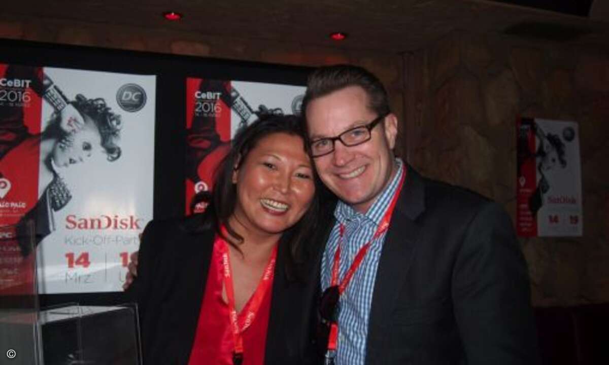 Miriam Franke von SanDisk lächelt zusammen mit Marc Adelberg (CRN) in die Kamera (Foto: CRN)