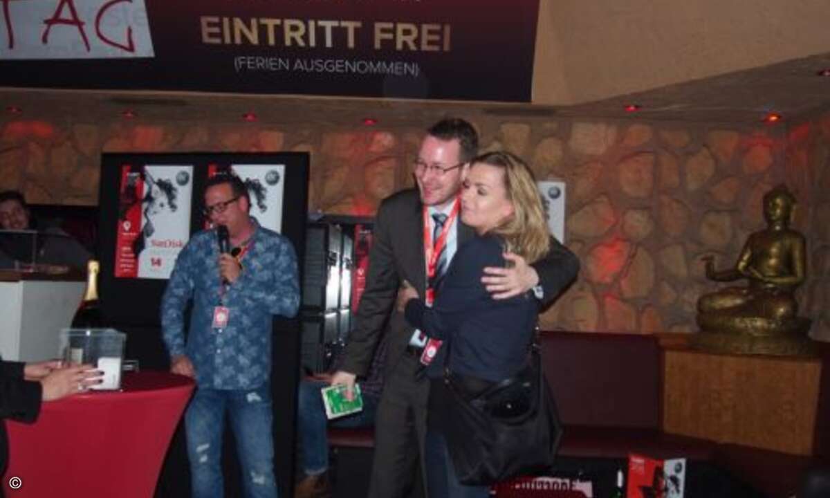 Carolin Schlüter von CRN beglückwünscht ihren Kollegen Daniel Dubsky für die soeben gewonnenen Powerpacks von APC (Foto: CRN)