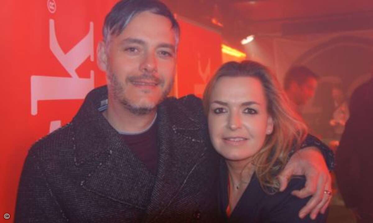 Michael Kleinfercher von Fujitsu lächelt mit Carolin Schlüter von CRN in die Kamera (Foto: CRN)