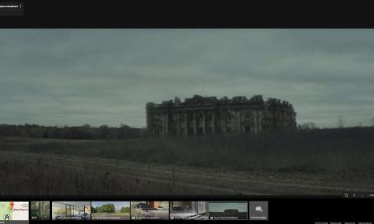 Von außen sieht Bruce Waynes Anwesen – außer vielleicht für Fledermäuse – alles andere als einladend aus (Foto: Screenshot Google Street View)