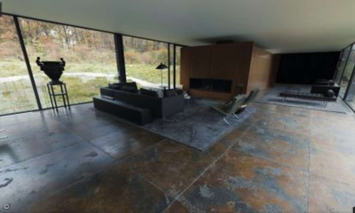 Und auch innen ist die Villa äußerst karg eingerichtet. Selbst das Sofaeck am Kamin wirkt nicht unbedingt geeignet für lauschige Abende mit der Liebsten (Foto: Screenshot Google Street View)