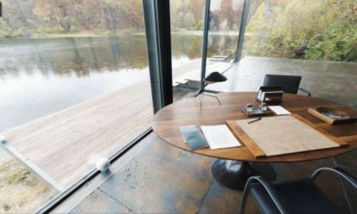 Einzig der Ausblick von seinem Schreibtisch aus über den angrenzenden See birgt romantische Momente (Foto: Screenshot Google Street View)