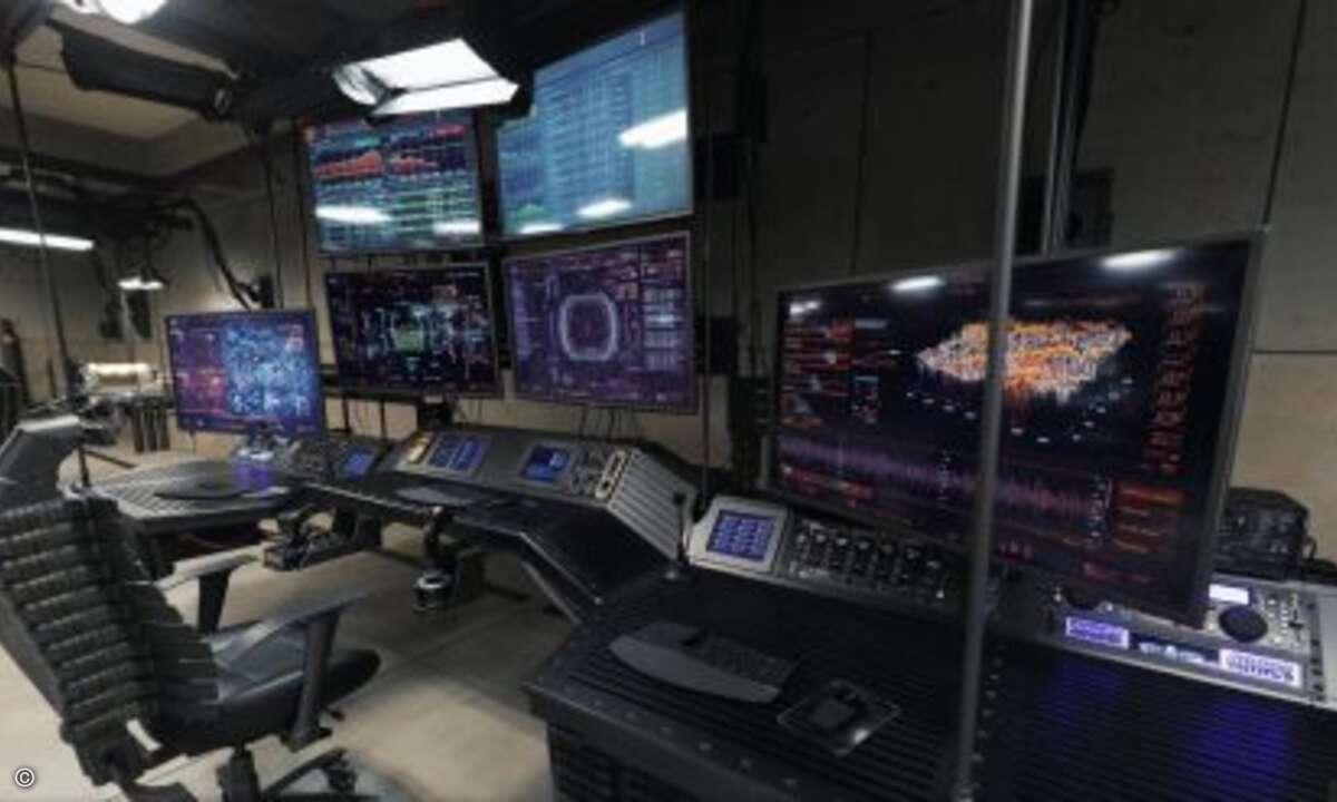 Ganz anders Batmans Schreibtisch mit Supercomputer und Multi-Display-Setup: Hier wird es wohl eher Hardcore-Gamern warm ums Herz (Foto: Screenshot Google Street View)