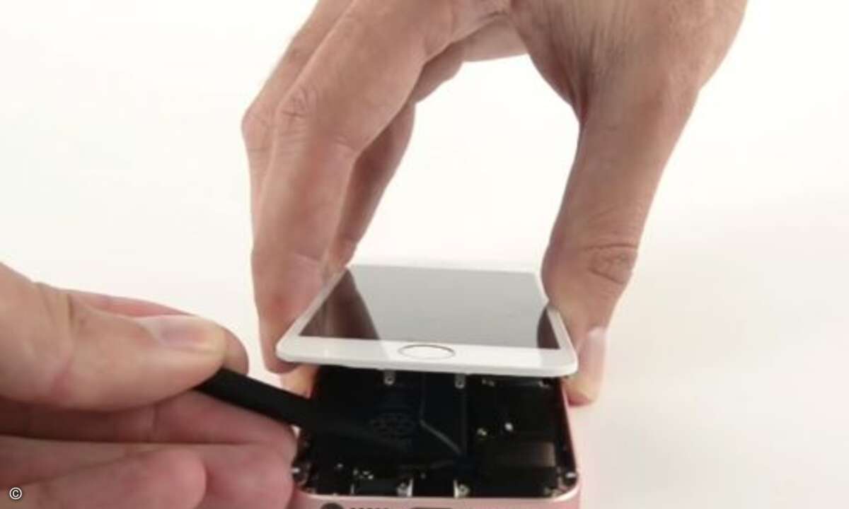 Das Display des unterscheidet iPhone SE unterscheidet sich kaum vom 5S... (Foto: Screenshot iFixit Youtube)