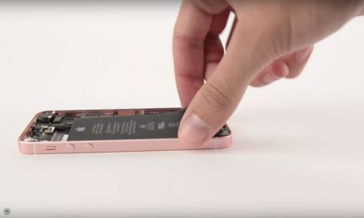 Der neue Akku des iPhone SE ist stärker und schnelladefähig... (Foto: Screenshot iFixit Youtube)