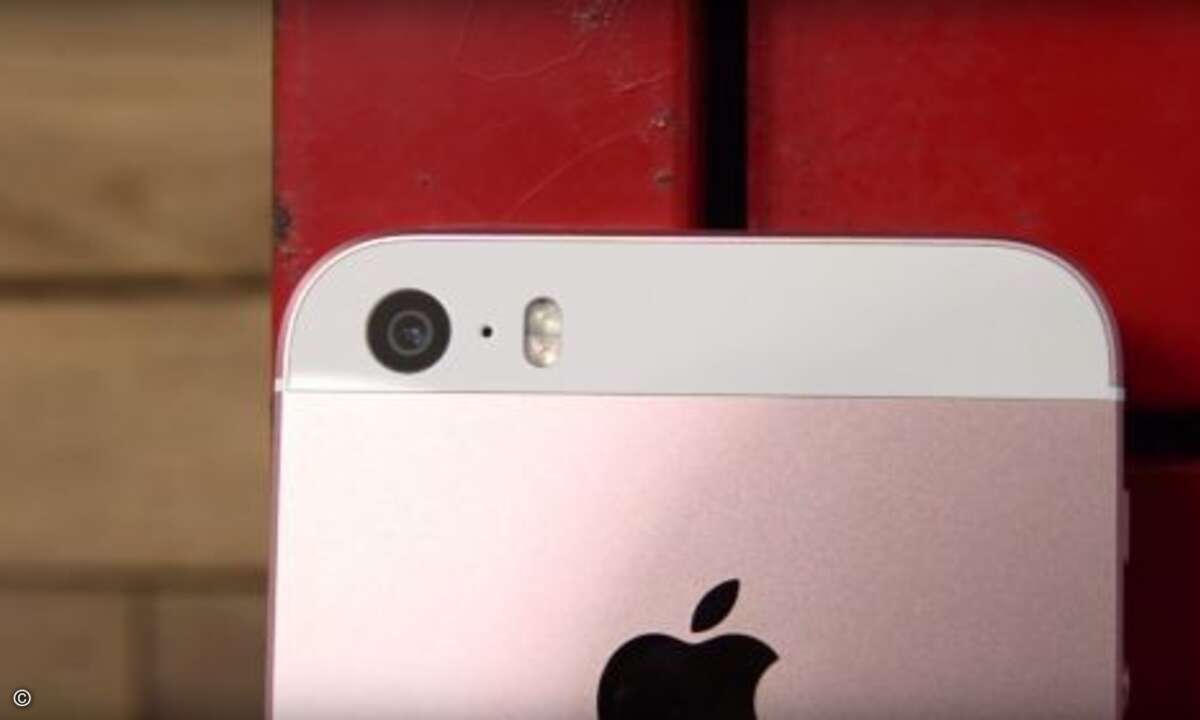 Die Kamera des iPhone SE sieht ähnlich aus wie jene vom iPhone 5S... (Foto: Screenshot iFixit Youtube)