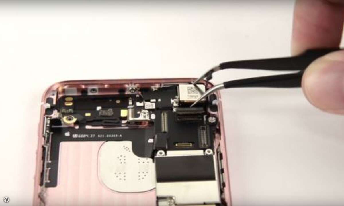 ...hat die gleichen Leistungswerte wie beim iPhone 6S...
(Foto: Screenshot iFixit Youtube)