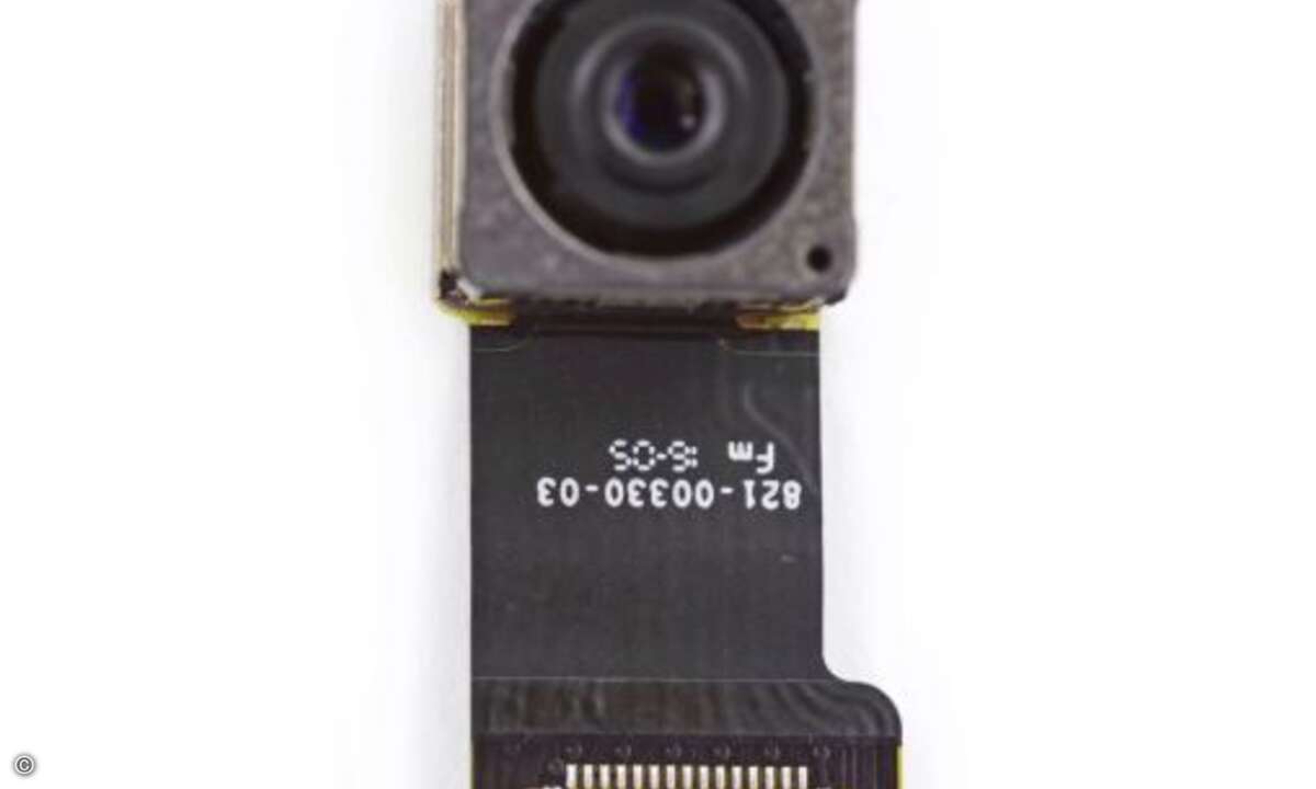 ...passt aufgrund eines geänderten Steckers aber in keines der beiden anderen iPhones oder umgekehrt (Foto: Screenshot iFixit Youtube)