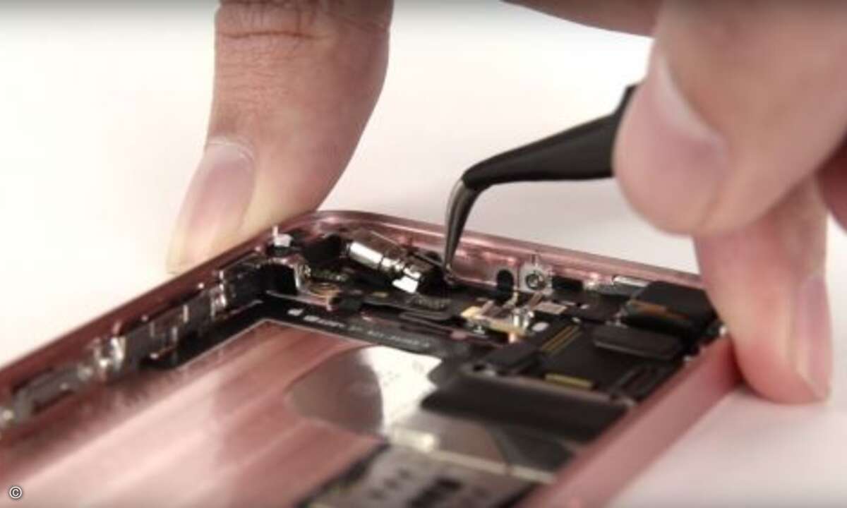 Der Vibrationsmotor aus dem iPhone SE wurde vom iPhone 5S übernommen... (Foto: Screenshot iFixit Youtube)