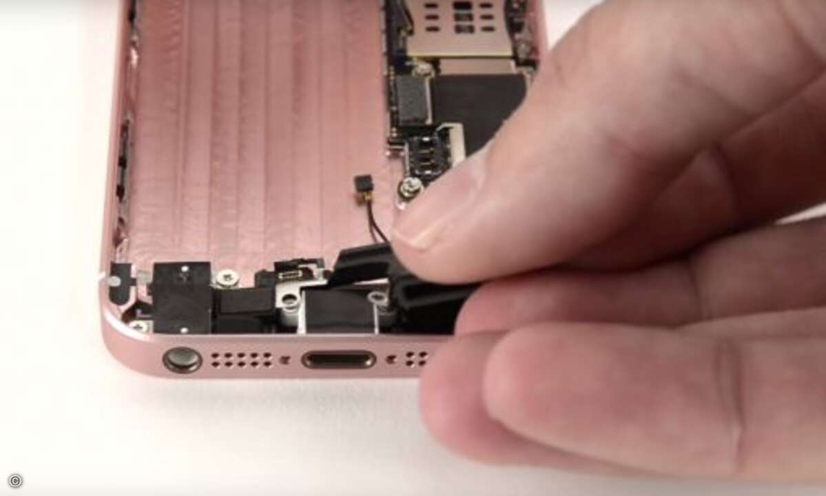 ... und kann genau wie der Lautsprecher problemlos gegen das entsprechende Teil des jeweils anderen Modells ausgetauscht werden (Foto: Screenshot iFixit Youtube)