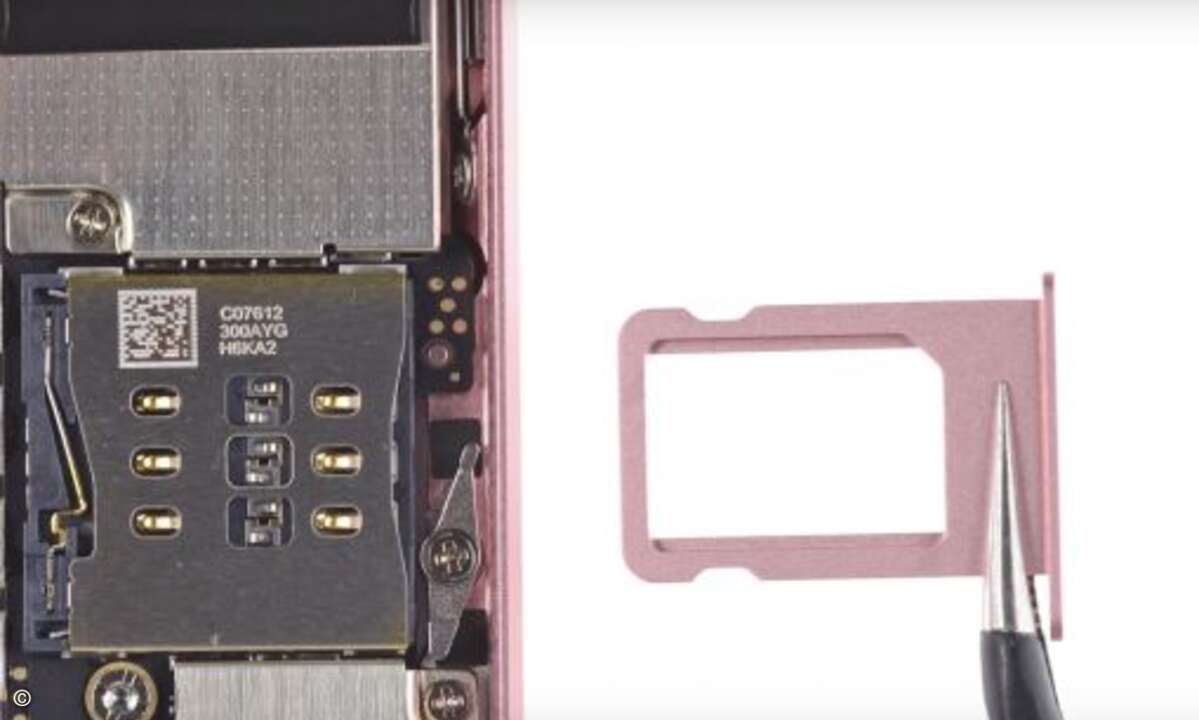 Auch die SIM-Schubladen von iPhone 5S und iPhone SE sind austauschbar - mit der kleinen Einschränkung, dass es beim 5S noch keine Variante in Rosegold gab (Foto: Screenshot iFixit Youtube)