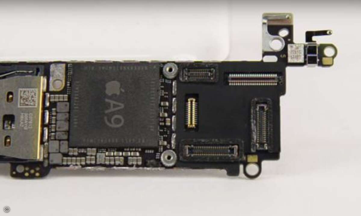 Der A9 SoC aus dem iPhone 6S liefert dem SE die nötige Rechenpower. Interessantes Detail: Einige der Anschlüsse des iPhone SE sind wasserdicht versiegelt - aber nicht alle (Foto: Screenshot iFixit Youtube)