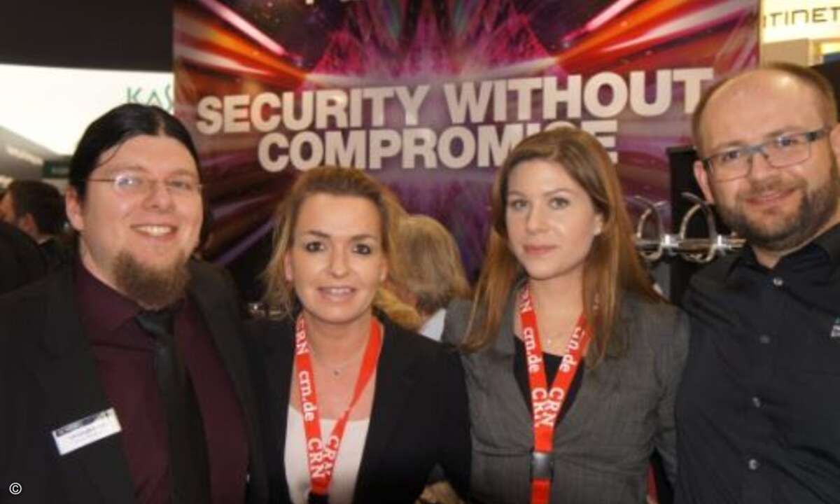 Christoph Lange (Wick Hill), Carolin Schlüter (CRN), Sandra Huber (CRN) und Miroslav Gaksek (Aruba Networks) (Bild: CRN)