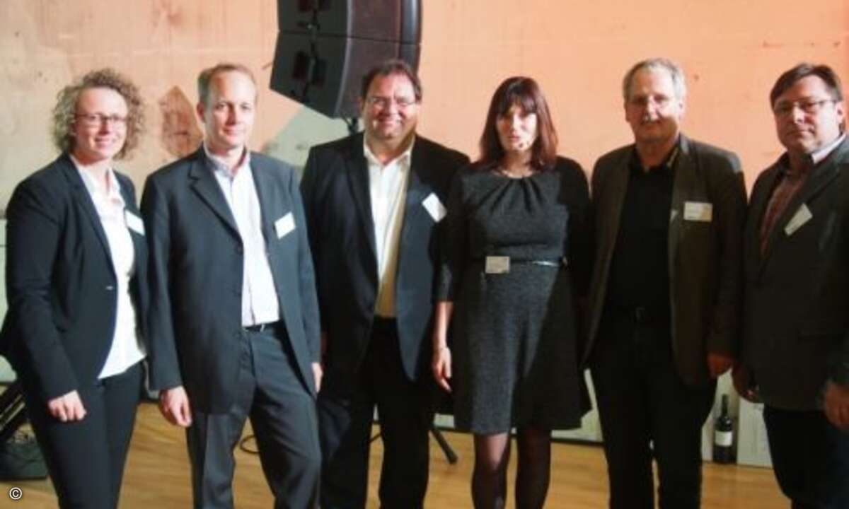 Simone Blome (links) und Sabine Hammer (Mitte) mit dem neu gewählten Also Network-Beirat (Bild: CRN)