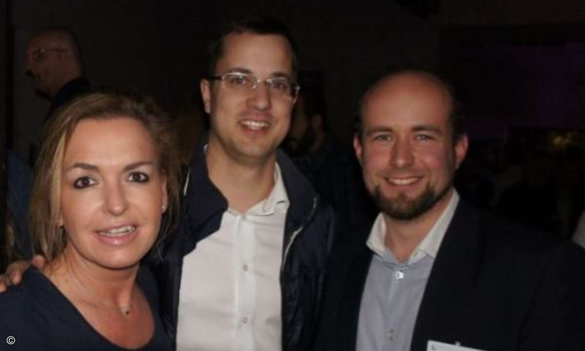 Carolin Schlüter (CRN) mit Dominic Mein (Benq) und Sascha Morbitzer (Also) (Bild: CRN)