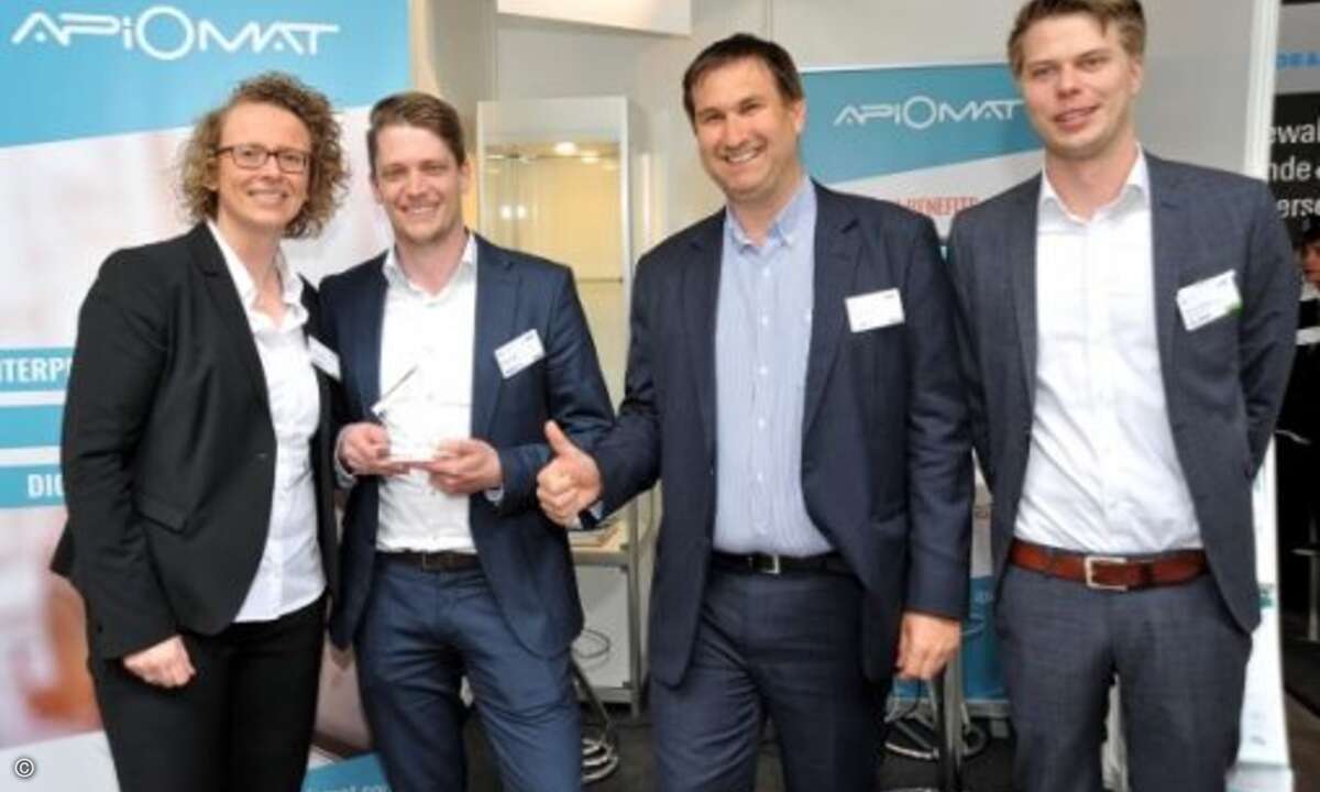 Simone Blome übergint den Startup-Award an die Apinauten. neben ihr: (v. links) Marcel Etzel und Michael C. Reiserer sowie Michael Gerricks von Also (Bild: Also)
