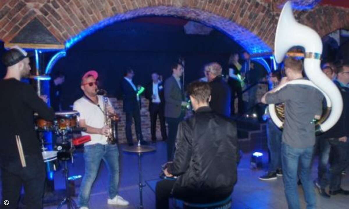 Außerdem heizte eine Brass-Band den Gästen ein (Bild: CRN)