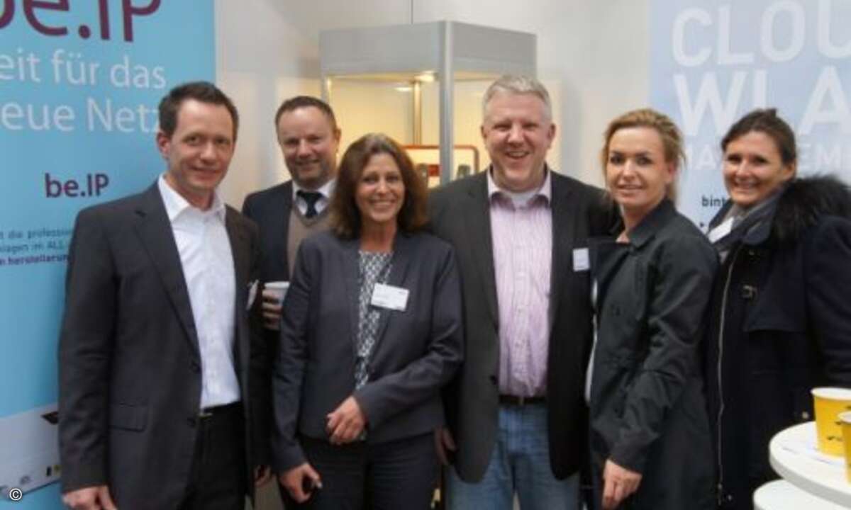 Freuen sich über den Besucherandrang: (v. links) Jochen Bräunlein, Dirk Treue, Karen Richter und Bernd Büttner (alle Bintec Elmeg) mit Carolin Schlüter und Nadine Stiegler von CRN (Bild: CRN)
