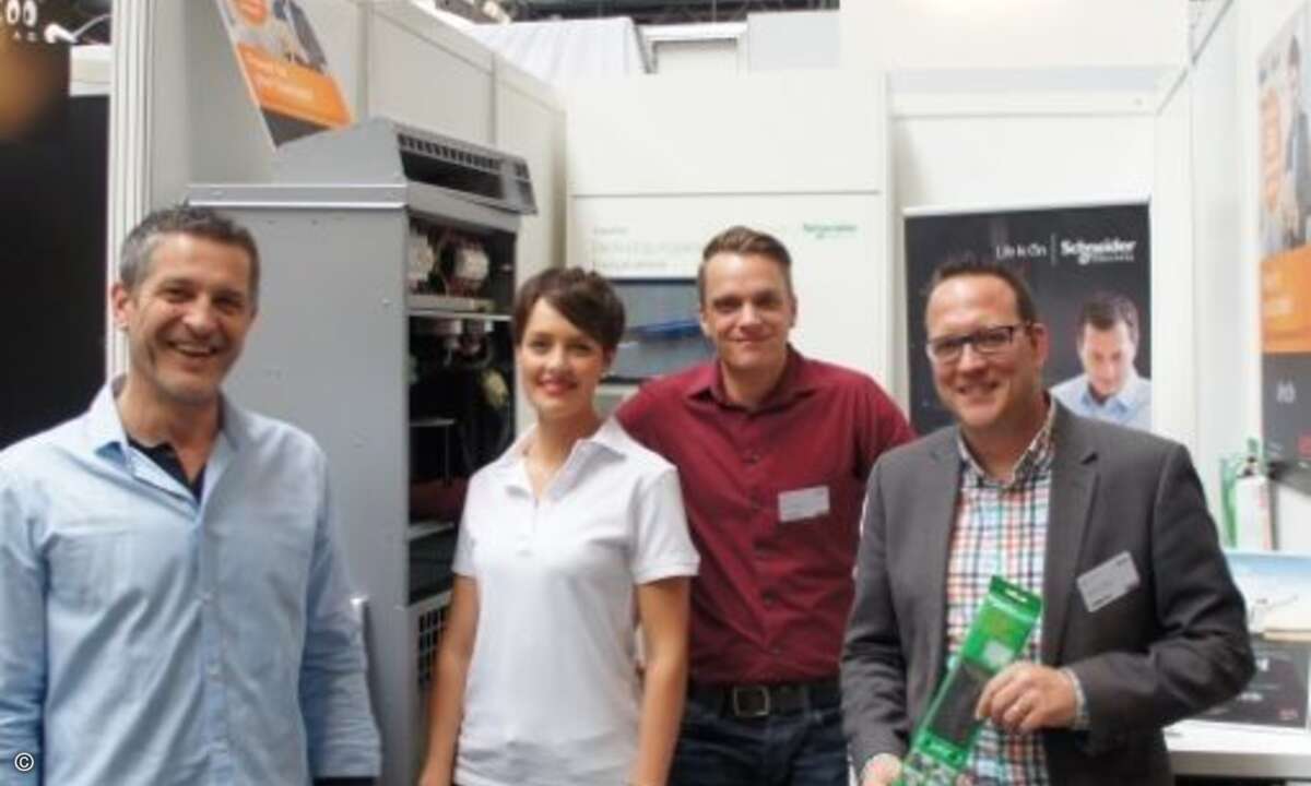 Dieter Rahe, Sina Rudsinski, Michael Plum und Stefan Knerrich von APC by Schneider Electric) standen an ihrem Stand den Messebesuchern Rede und Antwort (Bild: CRN)