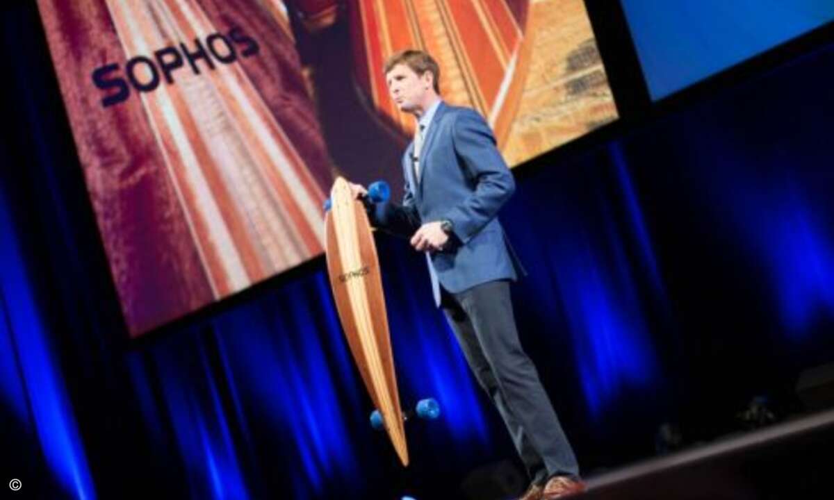 Sophos-Chef Hagerman mit einem Longboard im Sophos-Style (Foto: Sophos)