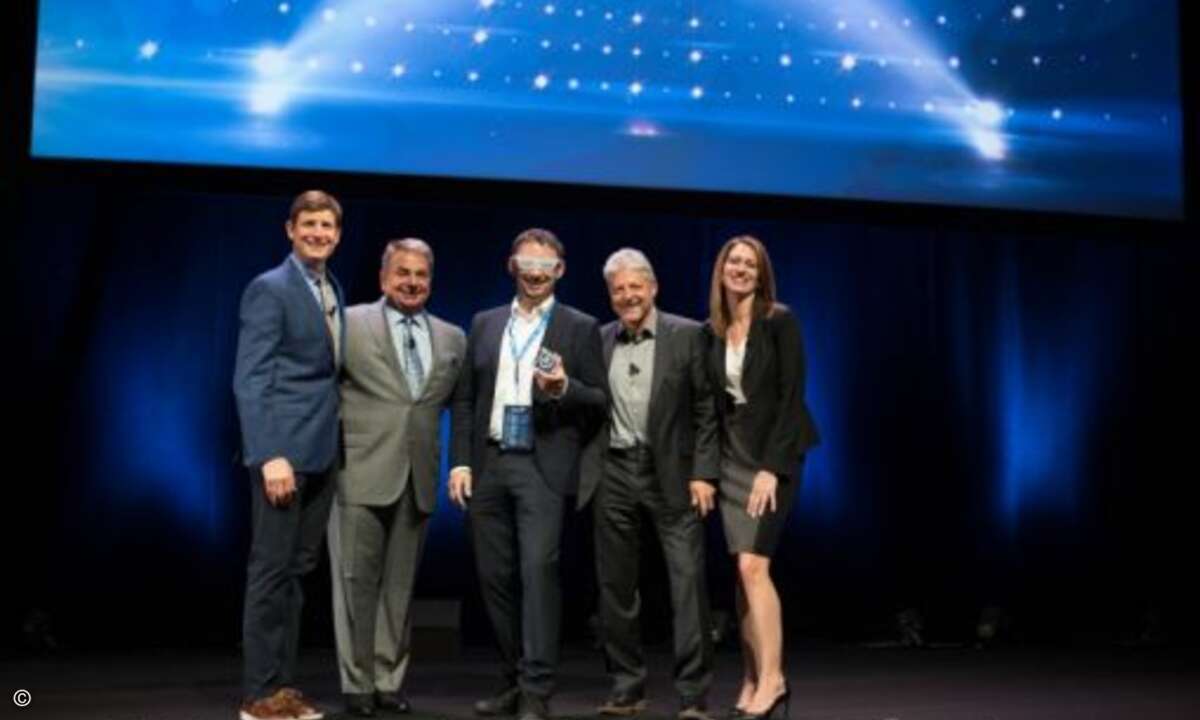 Hatte sichtlich Spaß auf der Bühne: Enrico Baum von Ito Consult (M.), der vom Sophos-Team den »Top Performer of the Year«-Award überreicht bekam (Foto: Sophos)