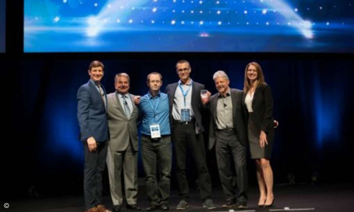 Enrico Bujotzek und Marcel Zimmer von EnBitcon, die den »New Partner of the Year«-Award erhielten, eingerahmt von Kris Hagerman und Mike Valentine (links) sowie Karl Heinz Warum und Kendra Krause (rechts) (Foto: Sophos)