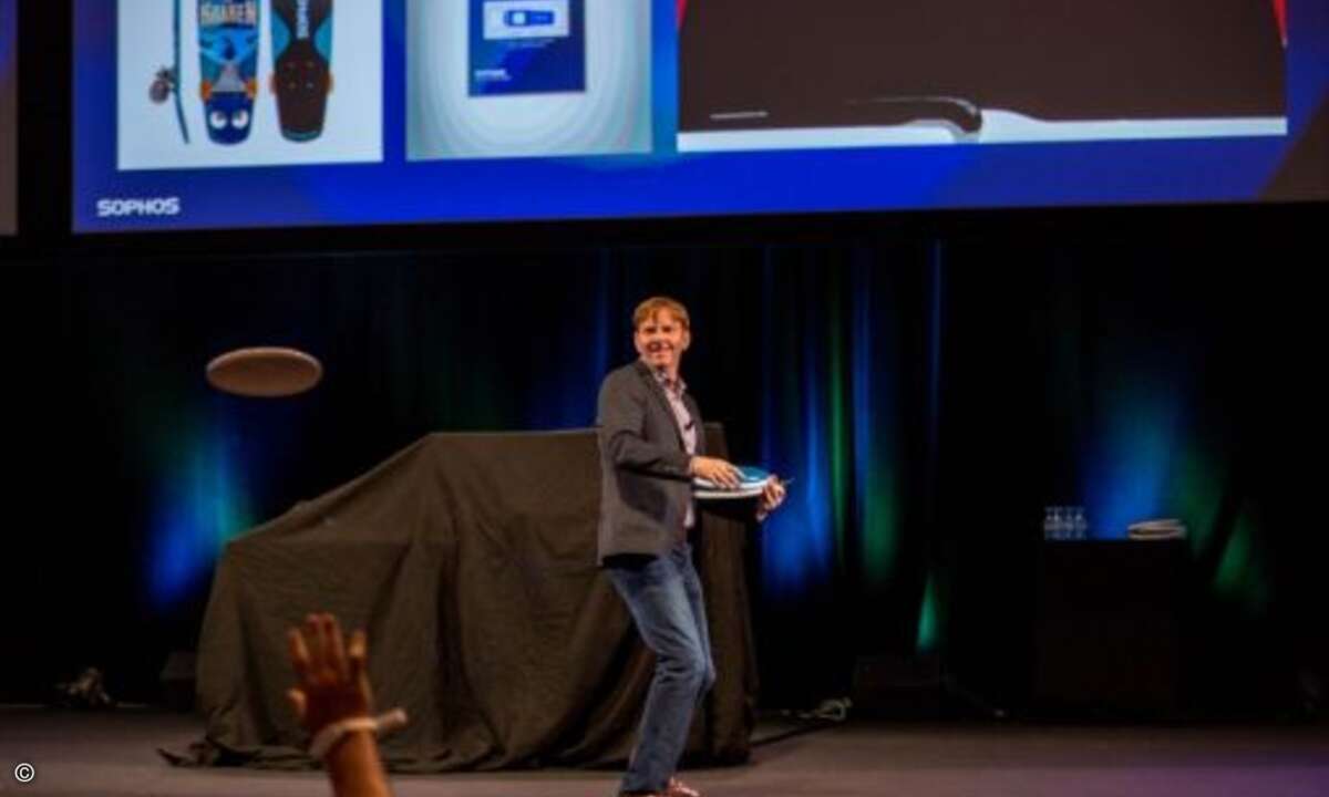 Volle Deckung: Marketing-Chef Matt Fairbanks wirft Frisbees ins Publikum (Foto: Sophos)