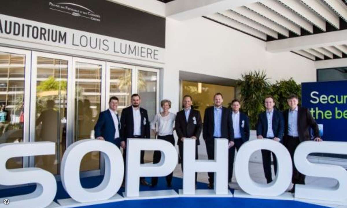 Foto-Termin am Palais de Festival: Frank Höfer (Sophos), Lars Arndt (MarcanT), Anja Marohn und Andreas Bechthold (beide Infingate), Mike Rakowski (Also), Achim Cremer (NETsec), Sascha Odenthal (Infinigate), Ricardo Ritzinger (Also)