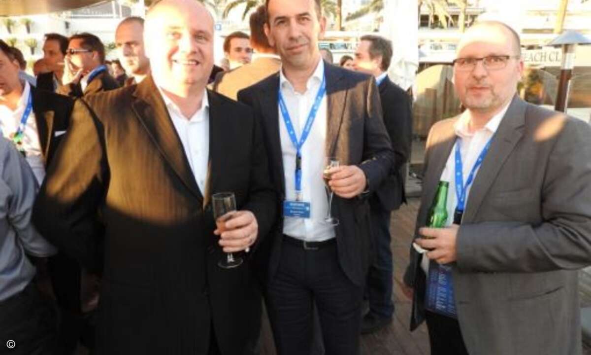 Martin Schwarz (NewMotion), Manfred Koller (Sophos) und Stefan Panholzer (Bechtle) genießen die französische Abendsonne (Foto: Sophos)