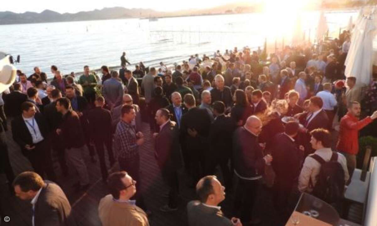 Gute Laune, angeregter Austausch – und das direkt am Meer (Foto: Sophos)