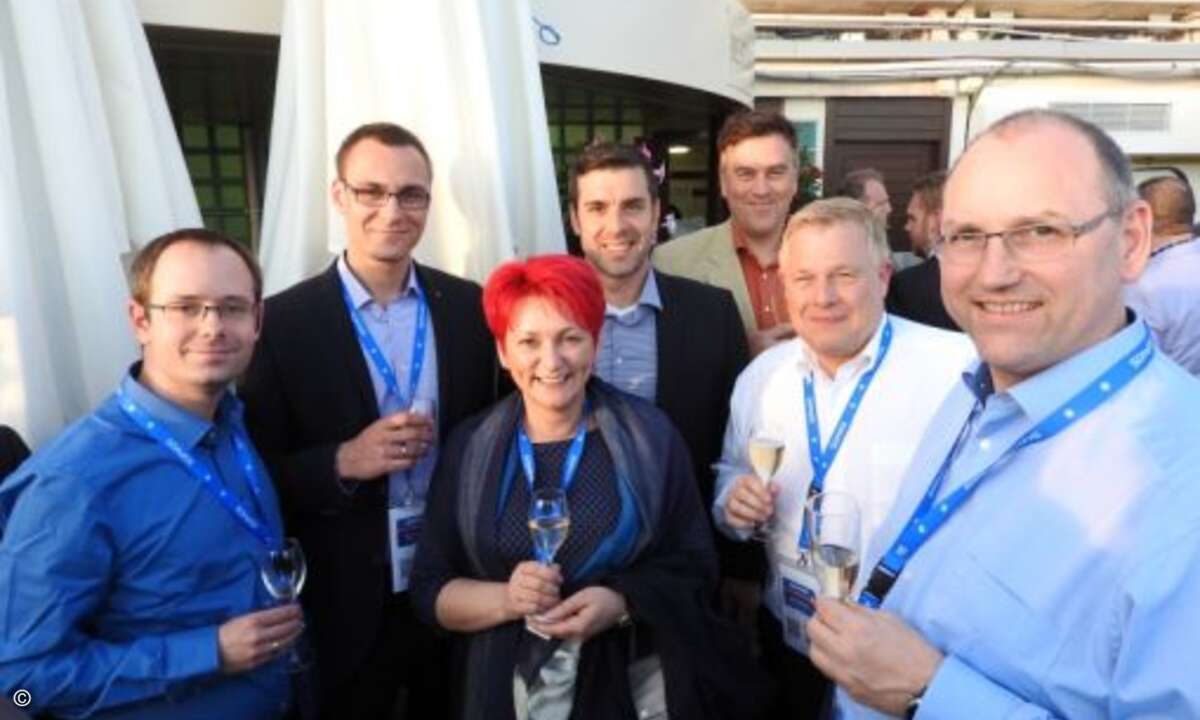 Violetta Dindic von Helmich IT-Security sorgt für einen Farbtupfer zwischen Marcel Zimmer und Enrico Bujotzek (beide EnBitcon, links) sowie Welat Grigoleit, Christardt Berger (beide Sophos), Reinhard Stüwe (Computacenter) und Dietmar Helmich (Helmic