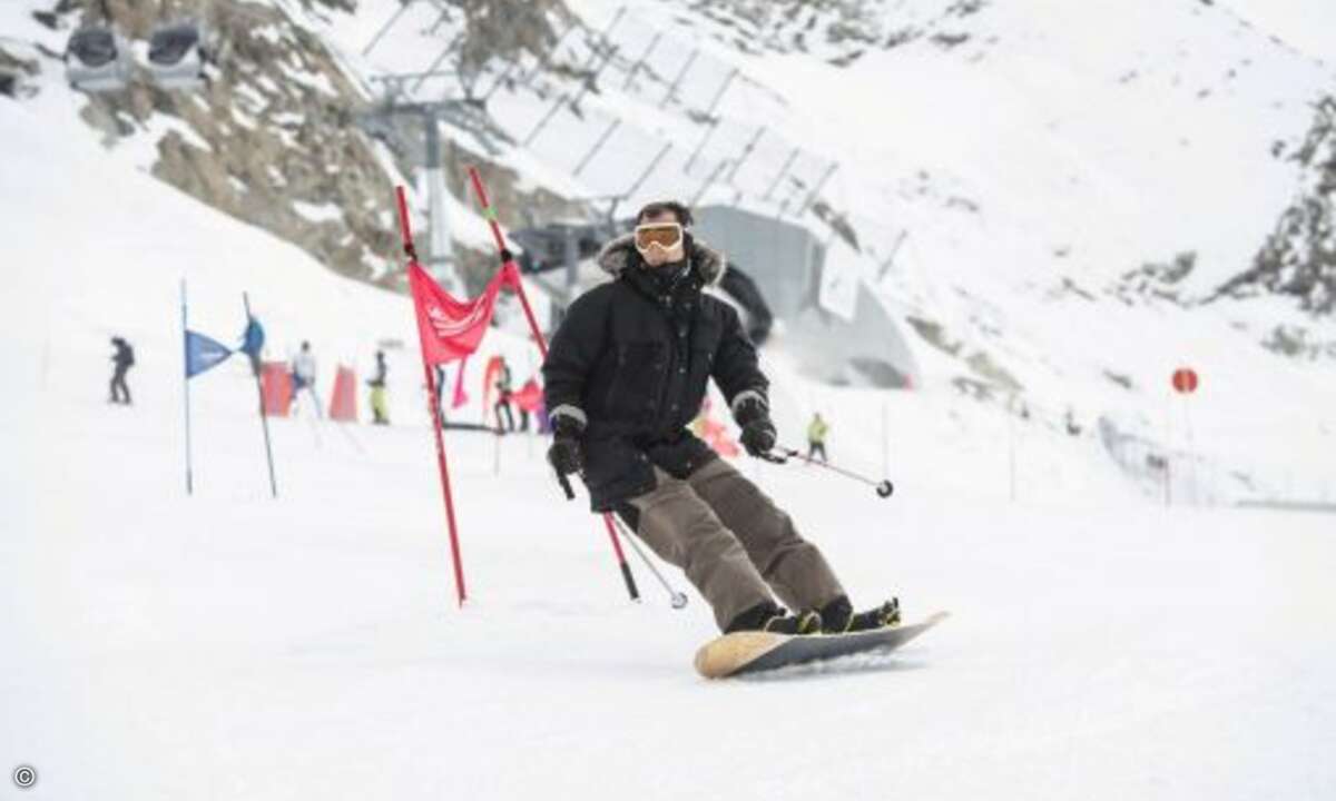 Felix Bechmann von Lable the Cable sorgte mit der Kombination Snowboard-Ski Stöcke für Aufsehen (Foto: SanDisk / Marcel Lämmerhirt)