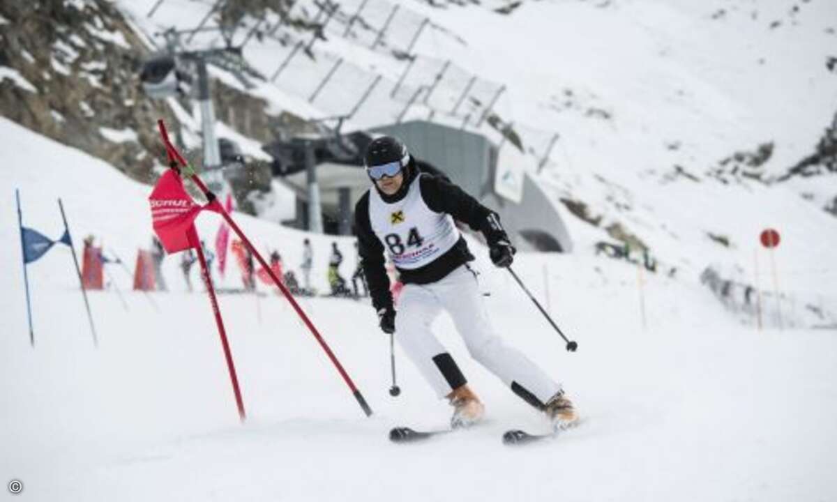Bernd Tillmann von Tarox stürzt sich in die Abfahrt (Foto: SanDisk / Marcel Lämmerhirt)