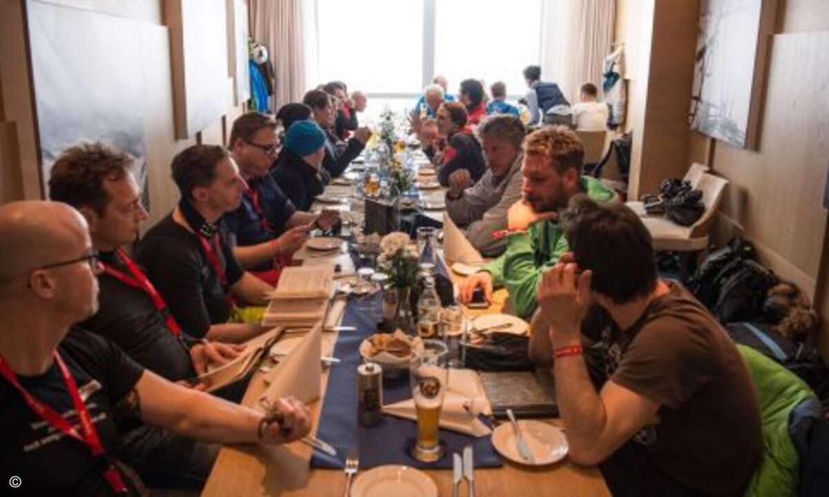 Die große Tafel der Gipfelstürmer (Foto: SanDisk / Marcel Lämmerhirt)