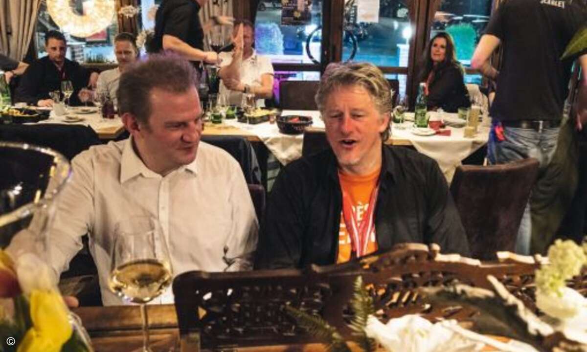 Marc Riemen (Rieberg), rechts, sorgte zur Feier des Tages mit einem Abendständchen am Klavier für musikalische Unterhaltung (Foto: SanDisk / Marcel Lämmerhirt)