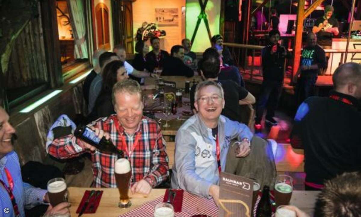 Thomas Jell von TP-Link (rechts) ahnte wohl schon vor der Preisverleihung, dass er die Gesamtwertung für sich entschieden hatte (Foto: SanDisk / Marcel Lämmerhirt)
