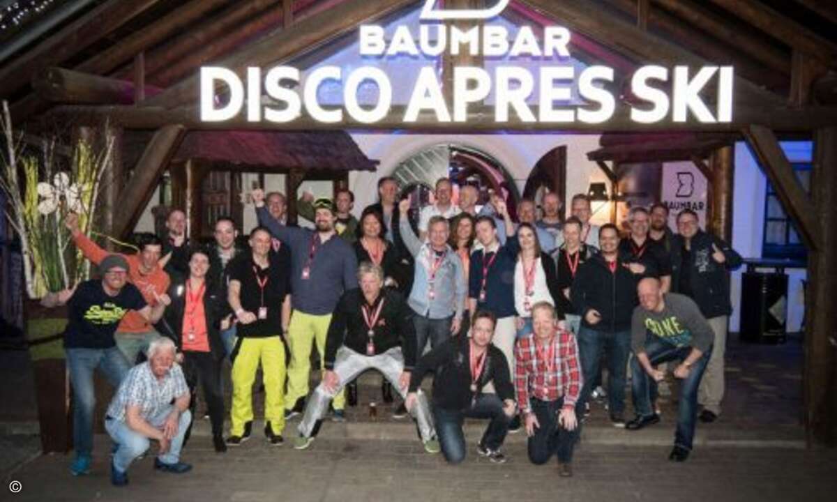 Auch vor der Baumbar wurde für ein Gruppenbild posiert (Foto: SanDisk / Marcel Lämmerhirt)