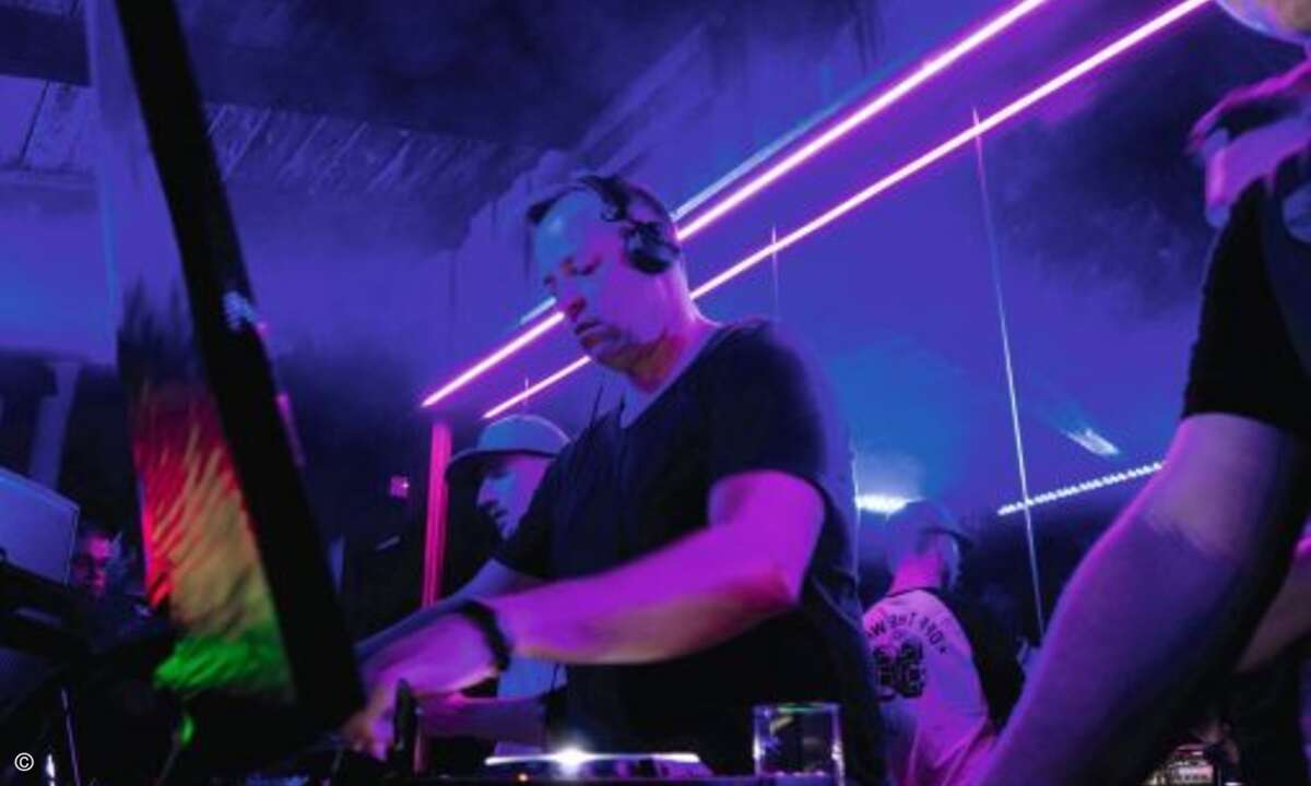 Später sorgte ein DJ mit einem Mix aus Après Ski-Hits und heißem Clubsound für Stimmung (Foto: SanDisk / Marcel Lämmerhirt)