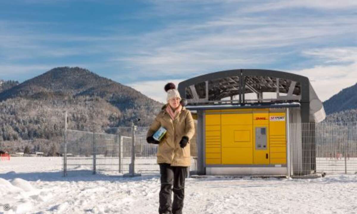 Der Kunde holt seine Pakete wie von einer normalen Packstation gewohnt ab (Foto: DHL / Andreas Heddergott)