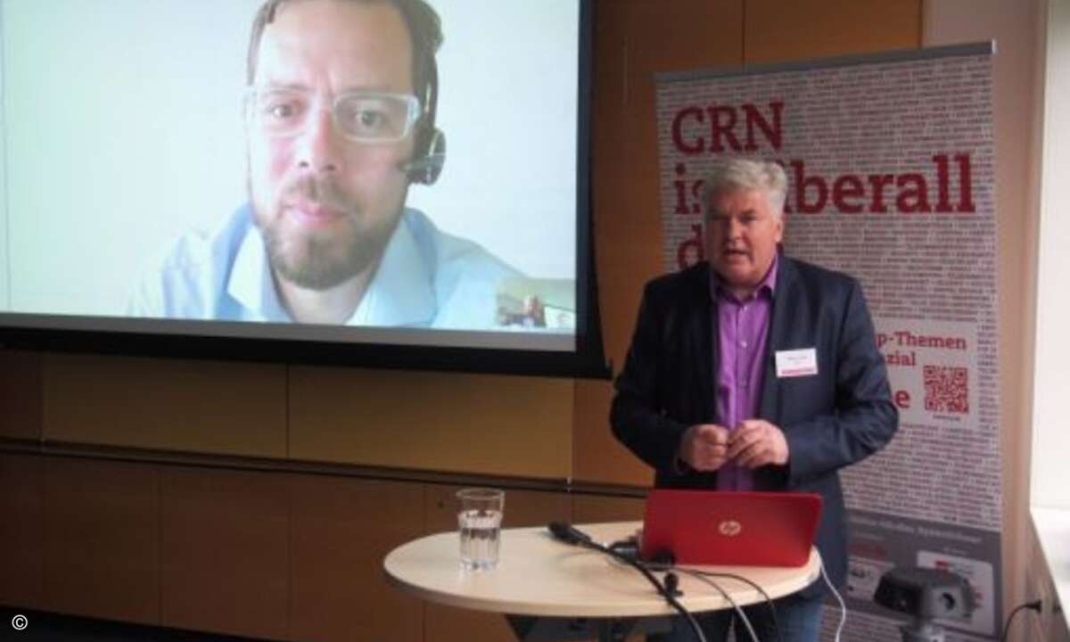 Der per Video zugeschaltete Ralph Friederichs, Inhaber des Kölner IT-Service-Dienstleisters Cyberdyne, diskutiert mit Martin Fryba über Trends im Security-Geschäft (Foto: CRN)