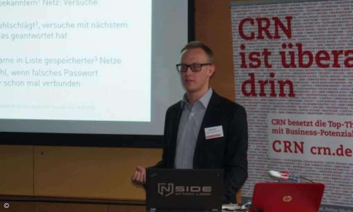 Rafael Fedler von Nside Attack Logic demonstriert per Live-Hacking, mit welchen Tricks die Cyberkriminellen arbeiten und gibt Tipps zu möglichen Abwehrmaßnahmen (Foto: CRN)