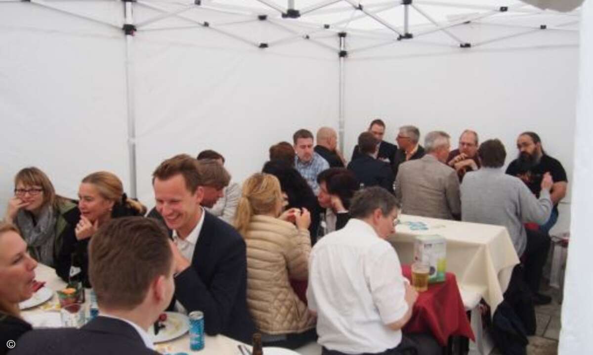 Die Gäste lassen sich davon jedoch nicht abhalten und suchen sich ein Plätzchen im trockenen und warmen Pavillon (Foto: CRN)