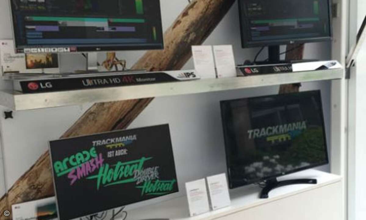 Aber auch die anderen Monitor ziehen Besucher an. (Foto: Redaktion CRN)