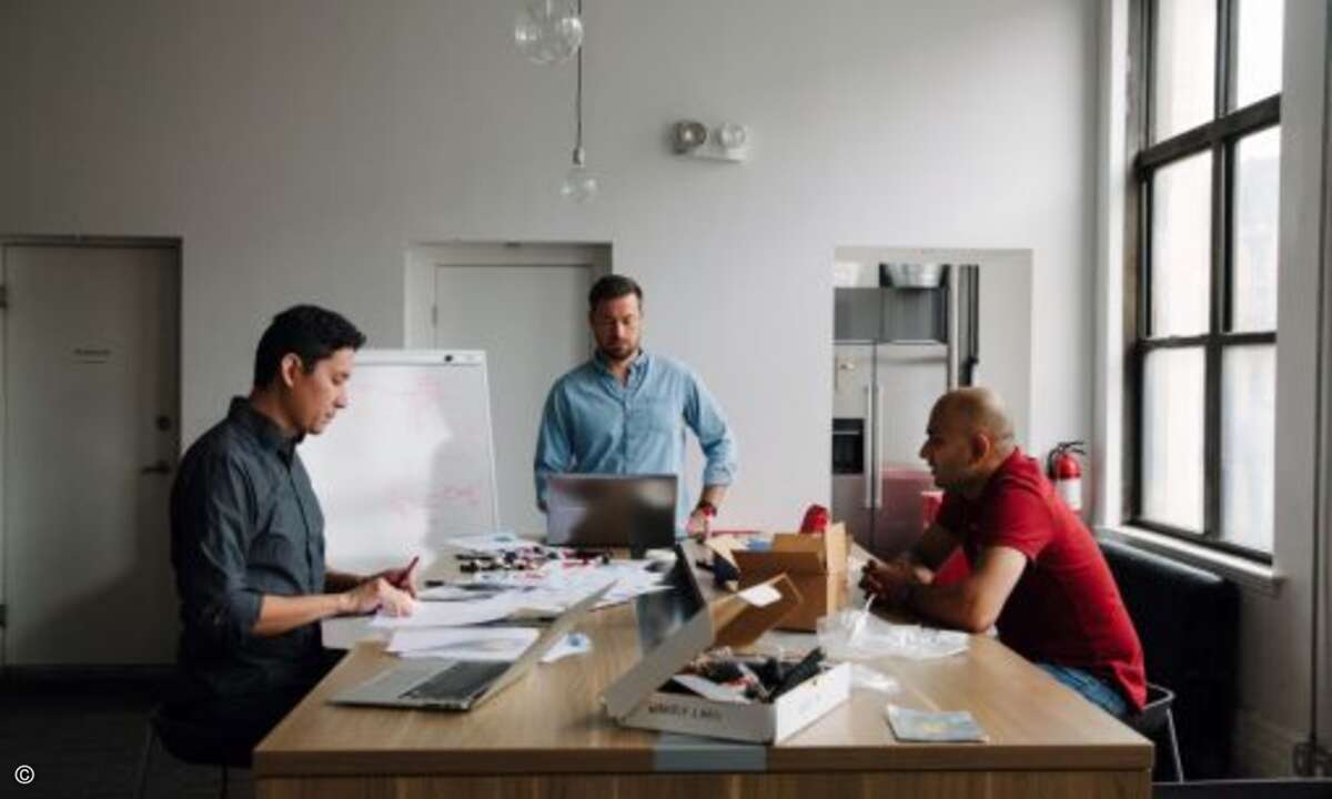 Das Entwicklerteam nutzt Wearable-Technologien, Spracherkennung und maschinenunterstützte Übersetzungen (Bild: Waverly Labs)
